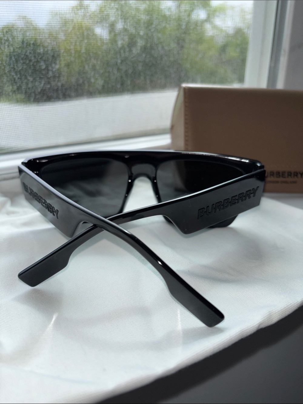 Burberry Black Rectangular Sunglasses with Dark Lenses - Picture 3 of 6